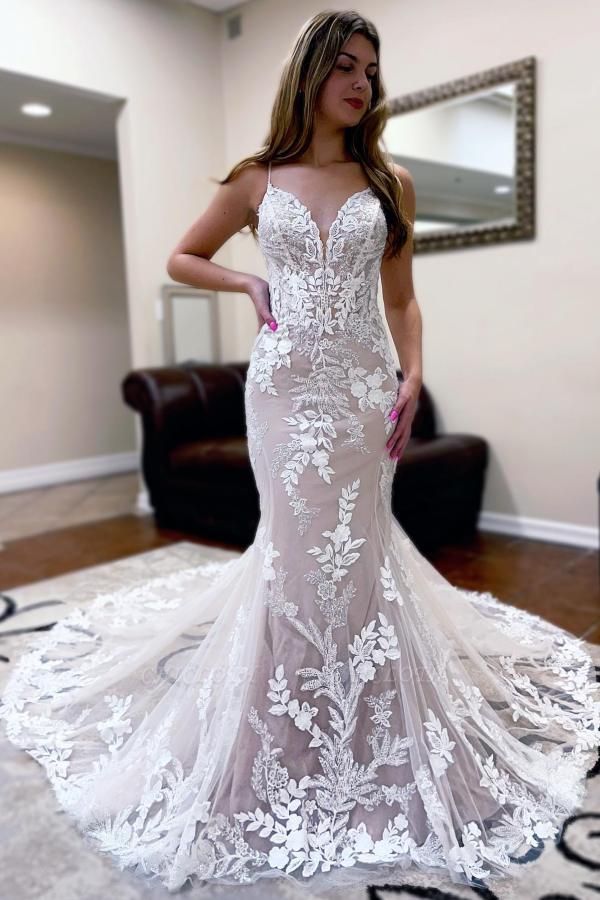 Charming Spaghetti Strap Chapel Train Sleeveless Backless Lace Wedding Dress with Appliques