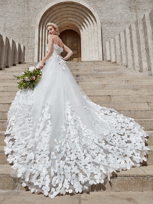 Ball Gown Wedding Dresses Strapless Court Train Tulle Strapless Country Glamorous Plus Size_5